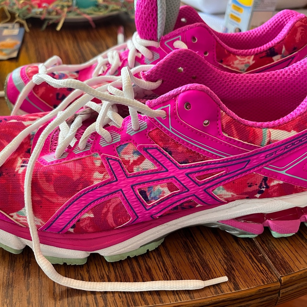 ASICS Susan B Koman cancer awareness.color pink flowers